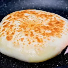 Galette de pomme de terre dorée, cuite à la poêle. Une délicieuse recette pomme de terre sans four facile et rapide.