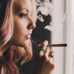 Jak rozmawiać z osobą uzależnioną od marihuany, aby pomóc jej skutecznie