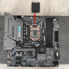 Le connecteur carte mère est prêt pour l'installation du processeur sur cette carte MSI MAG B365M MORTAR.