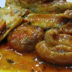 Sabroso conejo a la cazadora con patatas y salsa espesa, un plato tradicional lleno de sabor.