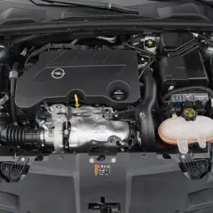 Silnik Opla Insignii. Dbałość o detale i nowoczesne rozwiązania wpływają na niskie opel insignia spalanie.
