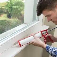 Uszczelnij szczelinę okno-parapet: Poradnik krok po kroku!