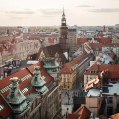 Widok na wrocławskie kamienice i wieżę ratuszową. Odkryj wrocław atrakcje, spacerując po urokliwych uliczkach.