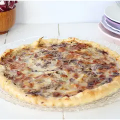 Torta salata gorgonzola e radicchio dorata e invitante, pronta per essere gustata.
