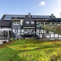 Fachwerkhaus mit Solaranlage und Garten, einladend für ein Erlebnisbauernhof Bergisches Land.