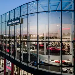 Pierwszy salon Toyoty w Polsce: historia, otwarcie i znaczenie