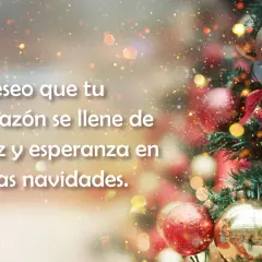 Árbol de Navidad decorado con esferas rojas y doradas. Frases de navidad y año nuevo: "Deseo que tu corazón se llene de paz y esperanza en estas navidades.