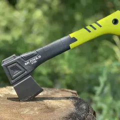 Una pala hacha moderna, con mango verde brillante y negro, lista para la acción en un tocón de madera.