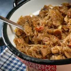 Gęsty, aromatyczny bigos w garnku, gotowy do podania. Zastanawiasz się nad bigos kcal? To sycące danie!