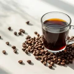 Eine Tasse Filterkaffee mit vielen Kaffeebohnen. Die Frage "wie viel gramm kaffee pro tasse filterkaffee" wird hier visuell angedeutet.