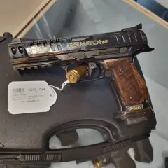 Stare karabiny Walther Q5 Match SF z drewnianą okładziną i nabojem w komorze.