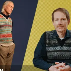 Deux hommes portent un pull sans manche camel et un autre pull sans manche à motifs.