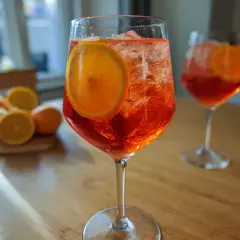 Orzeźwiający Aperol Spritz z pomarańczą i lodem. Idealny aperitif, gdy szukasz prostego aperol przepis na lato.