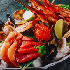 Exquisito marisco de temporada: gambas, mejillones, almejas y atún fresco, coronado con huevas de salmón y rodajas de lima.