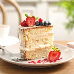 Pyszny tort dla początkujących, udekorowany świeżymi owocami i kremem. Idealny na popołudniową herbatkę.