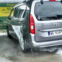 Ile trwa mycie samochodu na myjni? Sprawdź, co wpływa na czas!