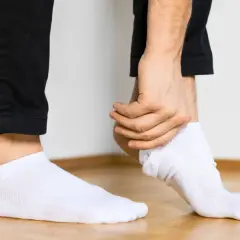 W czym moczyć białe skarpetki? Domowe triki na śnieżną biel