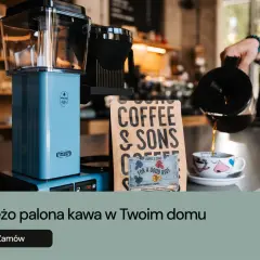 Niebieski ekspres przelewowy i paczka kawy "Coffee & Sons" – idealna kawa do ekspresu przelewowego dla Ciebie.