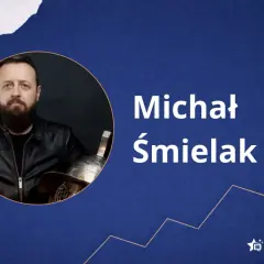Michał Śmielak, autor książek, prezentuje się z mieczem i hełmem.