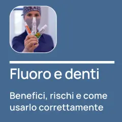 Dentista mostra tubetti di dentifricio, evidenziando l'importanza del fluoro per la salute dei denti e come usarlo correttamente.