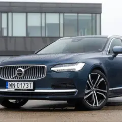 Eleganckie Volvo V90 w kolorze granatowym, z widocznymi felgami i tablicą rejestracyjną. Idealne do poznania volvo v90 dane techniczne.