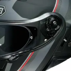 Casco Shoei Neotec 2, diseño gris con detalles rojos y plateados. Su peso es ideal para viajes largos.