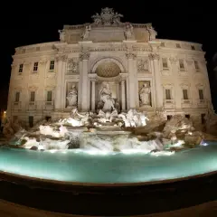Fontanna di Trevi nocą, majestatyczna fontanna we Włoszech, z turkusową wodą i rzeźbami.