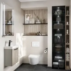 Schickes kleines Bad mit viel Stauraum: ein schmaler Spiegelschrank mit Beleuchtung, ein Wand-WC und ein hoher, offener Schrank mit Glasböden für Handtücher und Deko.