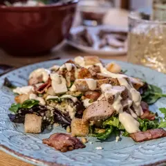 En läcker kycklingsallad med krutonger, bacon och krämig dressing. Ett perfekt kycklingsallad recept för en snabb lunch.