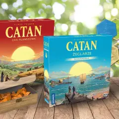 Pudełka Catan i Catan Żeglarze, z widocznymi dodatkami. Kolejność rozszerzeń Catan może być różna, ale te są gotowe do gry!