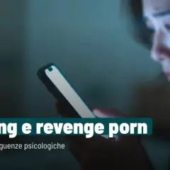 Ragazza preoccupata guarda il telefono, tema: sexting che cos'è, rischi e conseguenze psicologiche.
