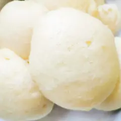 Puszyste kluski na parze, jak u babci. Idealne na deser lub dodatek do obiadu. Przepis babci na kluski na parze.