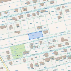 Mapa ewidencyjna z zaznaczonymi działkami, w tym niebieską ramką działką 111/7. Jak sprawdzić granice działki? Sprawdź numer działki na mapie.