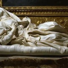 Scultura in marmo di Santa Ludovica in estasi, con drappeggi che ne raccontano la storia.