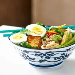 Jak zrobić ramen wegetariański - prosty przepis na zdrową zupę