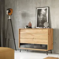 Szare ściany idealnie komponują się z beżowymi meblami, tworząc nowoczesne wnętrze. Komoda z litego drewna, lampa i obraz dodają charakteru.