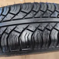 Nowa opona do Fiata Seicento, z wyraźnym bieżnikiem. Idealny rozmiar opon dla tego klasyka.