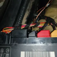 Wiązka przewodów przy module komfortu. Problem z centralny zamek nie zamyka drzwi z pilota? Może tu tkwi przyczyna.