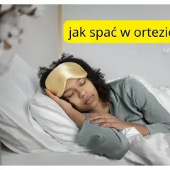 Kobieta śpi na boku w masce na oczy. Czy w ortezie można spać na boku? Pytanie na żółtym tle.