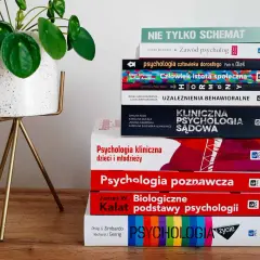 Stos książek o psychologii, od schematów po życie, to lektura, którą warto przeczytać.