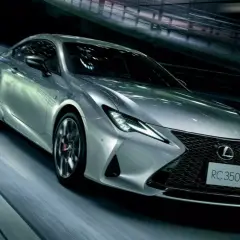 Srebrny Lexus RC 350 pędzi nocą przez tunel, jego światła przecinają mrok.