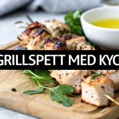 Grillspett med kyckling, saftiga och perfekt grillade, serveras på en träbricka med en skål med olja och gröna blad. En smak av Grekland!