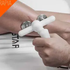 Trattamento con tecar polso per riabilitazione. Un terapista usa un dispositivo tecar sul polso di un paziente.