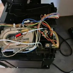 Wnętrze ekspresu DeLonghi, widoczne przewody i elementy grzewcze. Może to być powodem, że ekspres DeLonghi nie płucze.