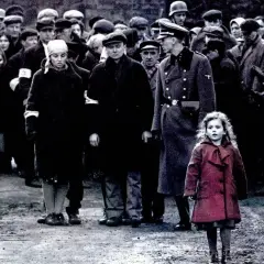 Dziewczynka w czerwonym płaszczu na tle sceny z filmu "Lista Schindlera" z obsadą.