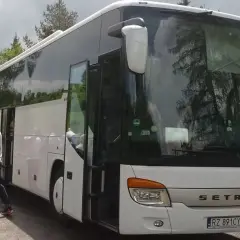 Jak przetrwać długą podróż autokarem bez stresu? Poradnik!