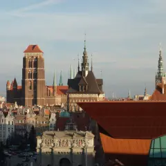 Widok na zabytkowe kamienice i wieże Starego Miasta Gdańsk.