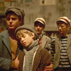 Chłopcy z Placu Broni: Nemecsek odpoczywa na ramieniu jednego z przyjaciół, podczas gdy reszta zespołu czuwa.