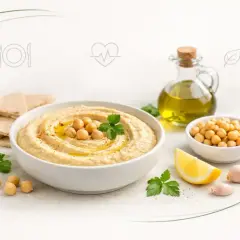 Pyszny hummus z ciecierzycy, oliwą i cytryną. Czy hummus jest zdrowy? Tak, to bogactwo białka i błonnika!