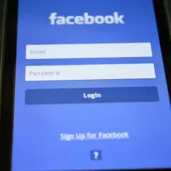 Ekran logowania Facebooka. Widoczne pola na email i hasło, przycisk "Login" oraz opcja "Sign Up for Facebook", która pomoże Ci dowiedzieć się, jak założyć Facebooka.